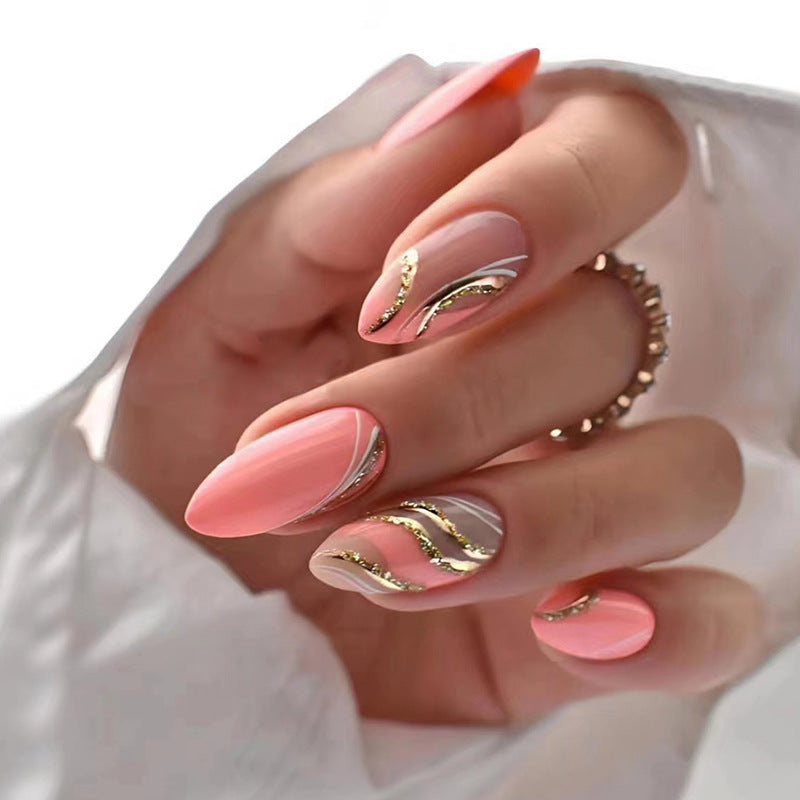 Ongles ondulés en forme d'amande, brillants et scintillants